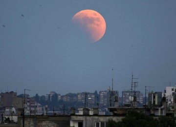 Gerhana bulan tampak setengah di langit Belgrade, Serbia, Kamis (16/5).