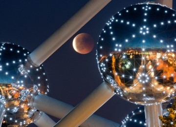 Gerhana bulan terlihat di Atomium di Brussel, Belgia, Rabu (15/6).