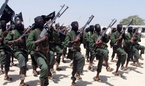 Gerilyawan Al-Shabaab yang menguasai Somalia. Pasukan Somalia mengakhiri pengepungan selama 30 jam di sebuah hotel di ibu kota Somalia, Mogadishu, Ahad (21/8/2022). Ilustrasi.