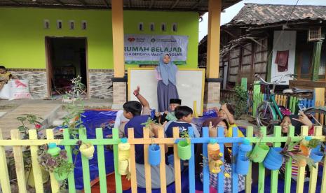 Gerimis yang turun tidak mampu menyurutkan tekad dan semangat anak-anak untuk tetap mengikuti kegiatan les Bahasa Inggris di Rumah Belajar “ Anak Juara” yang berada di Desa Berdaya Manggungsari, Kabupaten Kendal Jawa Tengah. Semenjak hadirnya les yang disupport langsung oleh UPZ Permatabank Syariah dan Rumah Zakat, antusias anak-anak dalam mengikuti kegiatan ini semakin tidak terbendung.