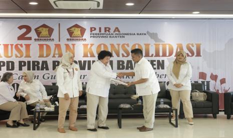 Dewan Pembina PP Perempuan Indonesia Raya (PIRA), Biantiningsih Djiwandono, menyerahkan buku ke Ketua DPD Gerindra Banten, Andra Soni. 