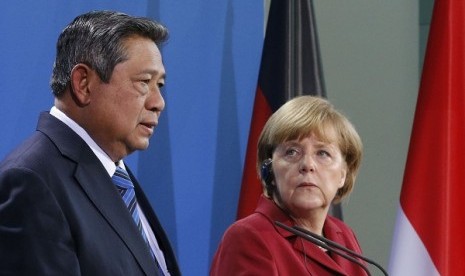 German Chancellor Angela Merkel and Indonesia's President Susilo Bambang Yudhoyono address a news conference after talks in Berlin March 5, 2013. 