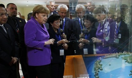 German Chancellor Angela Merkel (in purple) visits the tsunami early warning center of Indonesia's Meteorology and Geophysics Agency in Jakarta on Wednesday.  