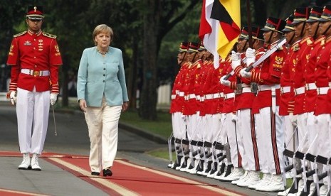 German Chancellor Angela Merkel inspects the honour guard during a state welcoming ceremony at the Merdeka palace in Jakarta July 10, 2012. Merkel is in Indonesia for a two-day state visit.