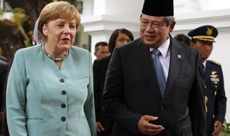 German Chancellor Angela Merkel (left) walks with Indonesian President Susilo Bambang Yudhoyono (SBY) upon her arrival at the Merdeka Palace in Jakarta on Tuesday. SBY says, the defense cooperation between Indonesia and Germany is 