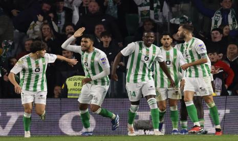 German Pezzella (kanan) melakukan selebrasi setelah mencetak gol saat pertandingan sepak bola LaLiga Spanyol antara Real Betis dan Girona FC di stadion Benito Villamarin di Sevilla, Andalusia, Spanyol, Jumat (22/12/2023) dini hari WIB.. 