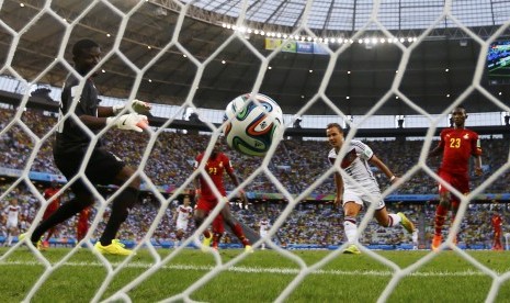 Germany's Mario Goetze (2nd R) heads to score against Ghana during their 2014 World Cup Group G soccer match at the Castelao arena in Fortaleza June 21, 2014.