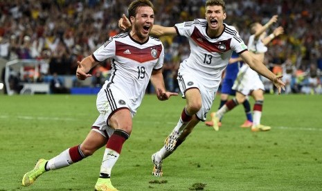 Germany's Mario Goetze (L) celebrates near teammate Thomas Mueller after scoring a goal during extra time in their 2014 World Cup final against Argentina at the Maracana stadium in Rio de Janeiro July 13, 2014