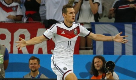 Germany's Miroslav Klose celebrates scoring a goal against Ghana during their 2014 World Cup Group G soccer match at the Castelao arena in Fortaleza June 21, 2014.