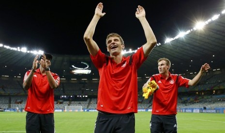 Germany's national soccer players (L-R) Jerome Boateng, Thomas Mueller and Kevin Grosskreutz celebrate after their 2014 World Cup semi-finals against Brazil at the Mineirao stadium in Belo Horizonte July 8, 2014