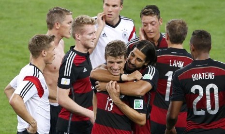 Germany's players celebrate after winning their 2014 World Cup semi-finals against Brazil at the Mineirao stadium in Belo Horizonte July 8, 2014.