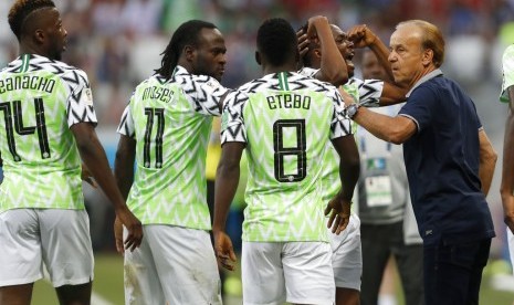 Gernot Rohr (kanan) bersama para pemain Nigeria.