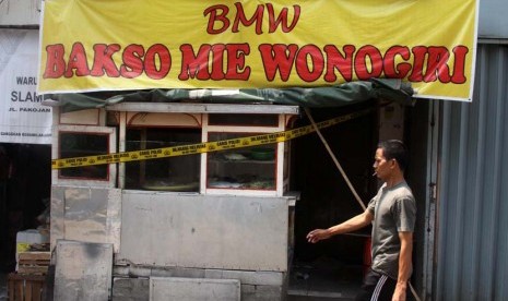 Gerobak Bakso Babi Disegel: Warga melintas di depan gerobak bakso mie milik Sutiman Wasis Utomo (45 tahun) yang disegel Polisi di RT 07/08 Kelurahan Pekojan, Kecamatan Tambora, Jakarta Barat, Rabu (7/5). 