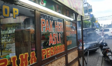 Gerobak Satai Pak Heri  salah satu pedagang yang berjualan di Jalan Sabang, Jakarta Pusat.