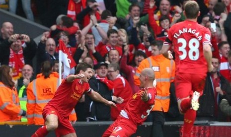 Gerrard merayakan gol Martin Skrtel