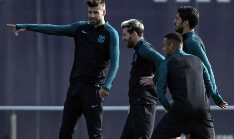 Gerard Pique (kiri) dalam sebuah sesi latihan bersama Barcelona belum lama ini. Pique baru pulih dari cedera sejak Oktober.