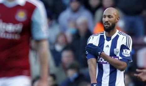 Gestur kontroversial Nicolas Anelka saat selebrasi usai mencetak gol kedua untuk West Bromwich dalam laga melawan West Ham United pada Sabtu (28/12/2013) di The Boleyn Ground, Upton Park, London.