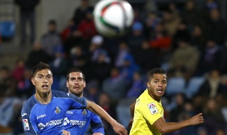 Getafe's Emiliano Velazquez (L), teammate Alvaro Arroyo (C) and Villarreal's Giovani Dos Santos (R) eye the ball during their Spanish King's Cup quarterfinal second leg soccer match at Colisseum Alfonso Perez stadium in Getafe, outside Madrid January 29, 2