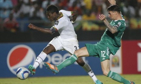 Ghana's Asamoah Gyan kicks the ball past Algeria's Carl Medjani to score the winning goal during their 2015 African Cup of Nations Group C soccer match in Mongomo January 23, 2015.