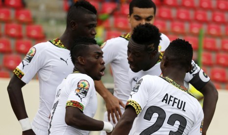 Ghana's Christian Atsu (2nd L) celebrates with team mates after scoring against Guinea in their quarter-final soccer match of the 2015 African Cup of Nations in Malabo February 1, 2015