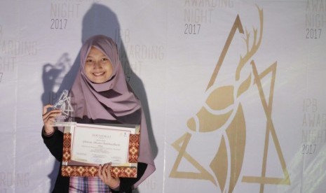 Ghania Ahsani Rahmadhani, mahasiswa IPB, juara pertama Lomba Tartil Quran tingkat nasional.