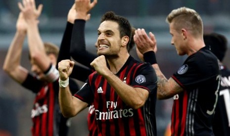 Giacomo Bonaventura merayakan kemenangan AC Milan atas Pescara. 1-0 bersama rekan-rekannya