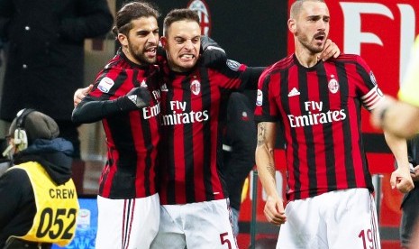 Giacomo ‘Jack’ Bonaventura (tengah) merayakan gol dengan rekan setimnya Ricardo Rodriguez (kiri) dan Leonardo Bonucci (kanan). 