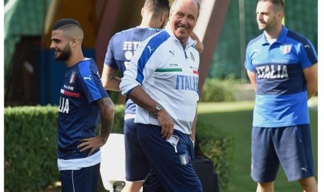 Giampiero Ventura (tengah).