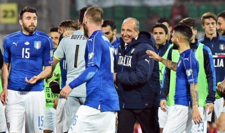 Giampiero Ventura (tengah) bersama para pemain timnas Italia.