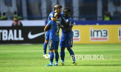 Gian Zola, Atep, dan Michael Essien merayakan gol balasan ke gawang Pusamania Borneo FC pada pertandingan putaran pertama Liga 1 di Stadion GBLA Bandung.