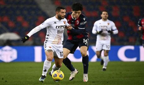 Gianluca Caprari dari Benevento, kiri, bersaing memperebutkan bola dengan Takehiro Tomiyasu dari Bologna selama pertandingan sepak bola Serie A Italia antara Bologna dan Benevento di stadion Renato Dall Ara di Bologna, Italia, Jumat, 12 Februari 2021. 