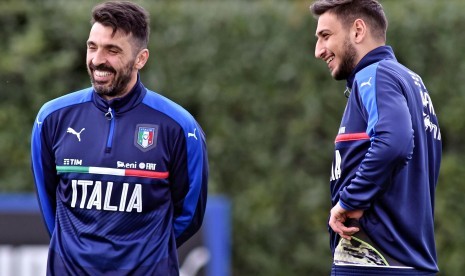 Gianluigi Buffon dan Gianluigi Donnarumma (kanan).