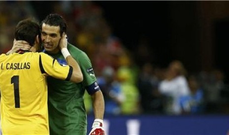 Gianluigi Buffon (dua kiri), kiper timnas Italia, memberikan selamat kepada kiper timnas Spanyol, Iker Casillas, usai laga final Piala Eropa 2012.