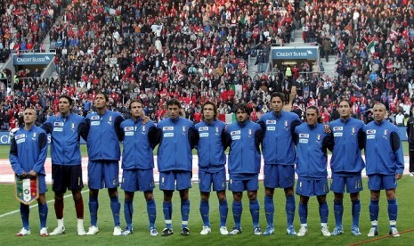 Gianluigi Buffon (kedua kiri) di timnas Italia 2006.