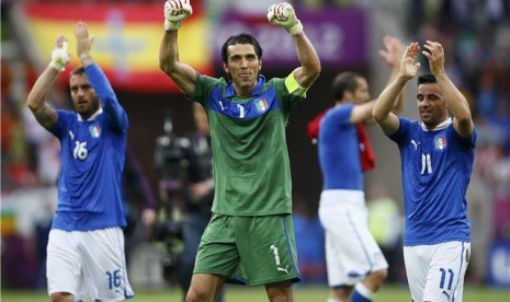 Gianluigi Buffon, kiper timnas Italia, bersama Daniele De Rossi (kiri) dan Antonio Di Natale (kanan) melakukan selebrasi di depan suporter usai berhasil menahan imbang juara bertahan Spanyol 1-1 di laga Grup C di PGE Arena, Gdansk, Polandia, Ahad (10/6). 