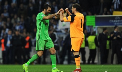 Gianluigi Buffon (kiri) dan Iker Casillas seusai laga Juventus vs FC Porto di Liga Champions.