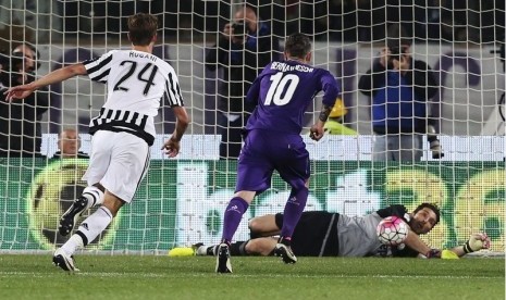 Gianluigi Buffon saat menyelamatkan penalti Nikola Kalinic.