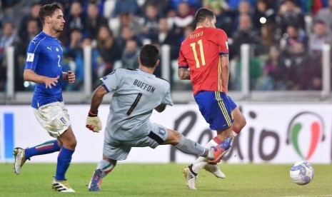 Gianluigi Buffon (tengah) membuat blunder saat menyapu bola sehingga membuat pemain Spanyol Vitolo (kanan) bisa mencetak gol.