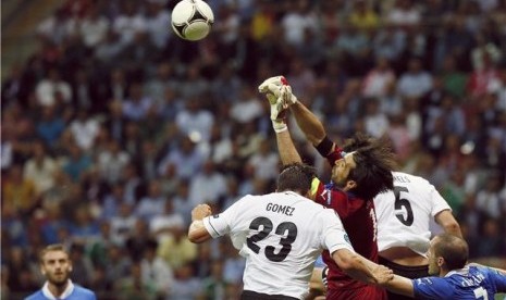 Gianluigi Buffon (tiga kanan), kiper timnas Italia, berjibaku menghalau bola saat menghadapi Jerman di semifinal Piala Eropa 2012. 