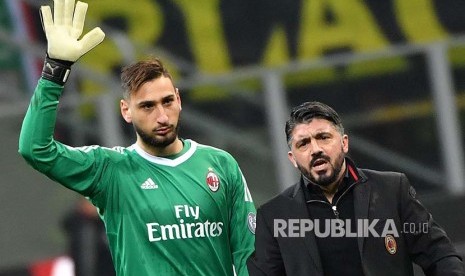 Gianluigi Donnarumma dan pelatih Gennaro Gattusso usai pertandingan Piala Itala antara AC Milan dan Hellas Verona di San Siro Stadium, Milan, Kamis (14/12) dini hari.