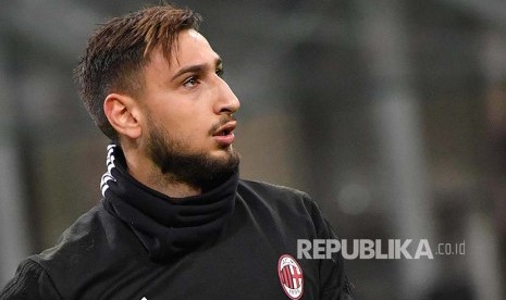 Gianluigi Donnarumma memasuki lapangan menjelang pertandingan Piala Itala antara AC Milan dan Hellas Verona di San Siro Stadium, Milan, Kamis (14/12) dini hari.