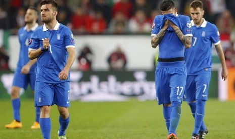 Giannis Gianniotas (L) and Stefanos Athanasiadis of Greece (2nd R) reacts after their Euro 2016 qualifying soccer match against Hungary in Budapest March 29, 2015. 