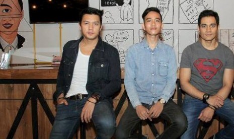 Gibran Rakabuming Raka bersama Tyo Nugros, yang mampir ke kafe Markobar miliknya.