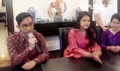 Gibran Rakabuming Raka (kiri) saat menjelaskan persiapan pernikahan adiknya, Kahiyang Ayu Putri dengan Bobby Nasution  