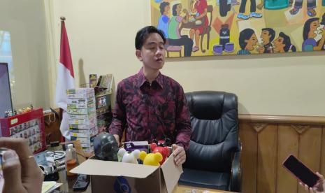 Gibran Rakabuming Raka memberesi barang-barangnya di kantor Balai Kota Solo, Selasa (16/7/2024).