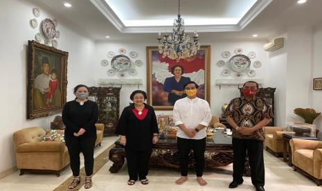 Calon wali kota Solo Gibran Rakabuming Raka (kedua dari kanan) menyambangi kediaman Ketua Umum Partai Demokrasi Indonesia Perjuangan (PDIP) Megawati Soekarnoputri (kedua dari kiri) di Jakarta Pusat, Rabu (5/8). Pertemuan Gibran dan Mega juga dihadiri Ketua DPC PDIP Solo FX Hadi Rudyatmo (kanan) serta Ketua DPP PDIP bidang Politik dan Keamanan Puan Maharani (kiri).