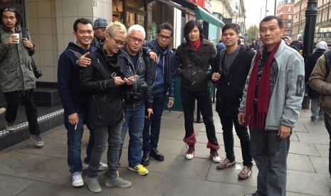 Gigi bersama rombongan saat berada di Stasiun Camden