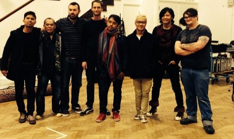 Gigi foto bersama seluruh kru dan Chris Boilster, orang yang membantu proses rekaman Gigi di Abbey Road Studio