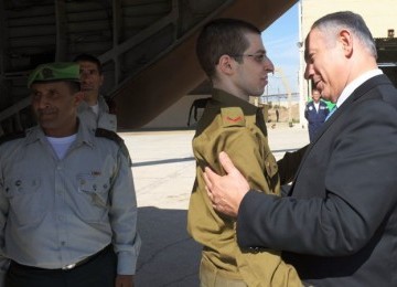 Gilad Shalit disambut PM Benyamin Netanyahu