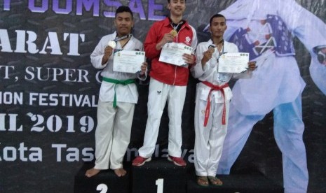 Gilang Rahmasyah, atlet Taekwondo STMIK Nusa Mandiri (podium nomor 2) menerima medali perak.